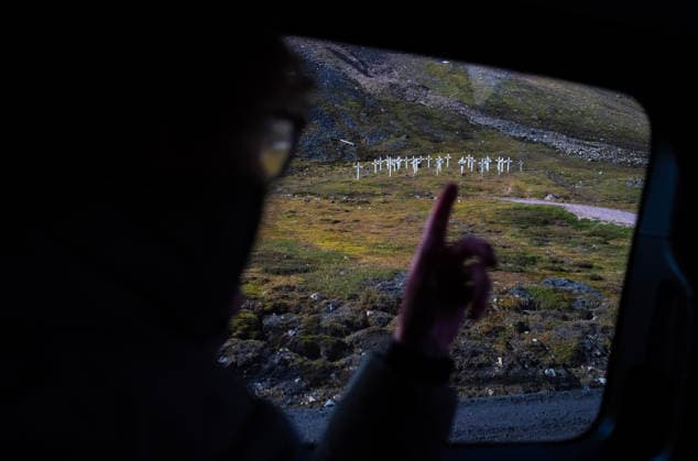 Klima- og miljominister Andreas Bjelland Eriksen besoker Svalbard Longyearbyen 20260807. Klima- og miljominister Andreas Bjelland Eriksen besoker Svalbard. Fredag ettermiddag var det befaring for a se pa Kulturminner og klimaendringer i Longyearbyen med kulturminneradgiver Bodil Paulsen. Her peker hun pa en gravplass i skraningen ved byen. Foto: Ole Berg-Rusten NTB Longyearbyen Norge a-Y_Zni3tJE EDITORIAL USE ONLY Ref:_POLa-Y_Zni3tJE.jpg *** Minister of Climate and the Environment Andreas Bjelland Eriksen Visits Svalbard, Longyearbyen, August 7, 2026 Minister of Climate and the Environment Andreas Bjelland Eriksen Visits Svalbard On Friday afternoon, there was a site visit to examine cultural heritage sites and climate change in  Copyright: xOlexBerg-Rustenx xNTBx