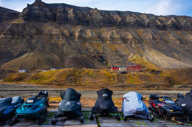 Klima- og miljominister Andreas Bjelland Eriksen besoker Svalbard Longyearbyen 20260807. Klima- og miljominister Andreas Bjelland Eriksen besoker Svalbard. Fredag ettermiddag var det befaring for a se pa Kulturminner og klimaendringer i Longyearbyen med kulturminneradgiver Bodil Paulsen. Foto: Ole Berg-Rusten NTB Longyearbyen Norge I5T6RKbkiJU EDITORIAL USE ONLY Ref:_POLI5T6RKbkiJU.jpg *** Minister of Climate and Environment Andreas Bjelland Eriksen Visits Svalbard, Longyearbyen, August 7, 2026 Minister of Climate and Environment Andreas Bjelland Eriksen Visits Svalbard On Friday afternoon, there was a site visit to examine cultural heritage sites and climate change in Longyearbyen with Cultural Heritage Advisor Bodil Paulsen. Pho  Copyright: xOlexBerg-Rustenx xNTBx