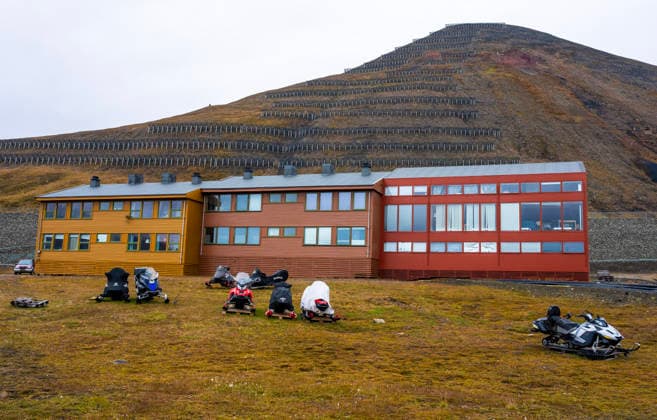 Klima- og miljominister Andreas Bjelland Eriksen besoker Svalbard Longyearbyen 20260807. Bebyggelse i Longyearbyen. Klima- og miljominister Andreas Bjelland Eriksen besoker Svalbard. Fredag var det byvandring med Longyearbyen Lokalstyre og Metereologisk institutt. Han fikk informasjon om hva klimaendringene gjor med Longyearbyen, og hvordan byen tilpasser seg snoskred, permafrost-tining, drikkevann og flom. Foto: Ole Berg-Rusten NTB Longyearbyen Norge msjDxqDAobU EDITORIAL USE ONLY Ref:_POLmsjDxqDAobU.jpg *** Climate and Environment Minister Andreas Bjelland Eriksen Visits Svalbard, Longyearbyen, August 7, 2026 Buildings in Longyearbyen Climate and Environment Minister Andreas Bjelland Eriksen Visits Svalbard On Friday, there was a  Copyright: xOlexBerg-Rustenx xNTBx