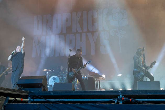 Dropkick Murphys, Ken Casey, auf der Bühne beim Taubertal-Festival 2026 in Rothenburg ob der Tauber, Deutschland, am 7. August 2026. *** Ken Casey of the Dropkick Murphys on stage at the Taubertal Festival 2026 in Rothenburg ob der Tauber, Germany, on August 7, 2026 Copyright: HMBxMedia xHeikoxBecker