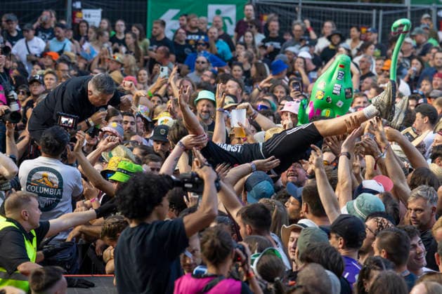 Ken Casey (Dropkick Murphys) performt mit direktem Publikumskontakt beim Taubertal-Festival 2026 in Rothenburg ob der Tauber, Deutschland, am 7. August 2026. Fan-Interaktion während Live-Performance. *** Ken Casey and the Dropkick Murphys perform with direct audience interaction at the Taubertal Festival 2026 in Rothenburg ob der Tauber, Germany, on August 7, 2026. Fan interaction during the live performance Copyright: HMBxMedia xHeikoxBecker