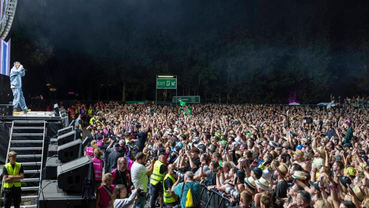 Sido performt vor begeistertem Publikum beim Taubertal-Festival 2026 in Rothenburg ob der Tauber, Deutschland, am 7. August 2026. Nacht-Aufnahme mit enthusiastischem Publikum. *** Sido performs before an enthusiastic audience at the Taubertal Festival 2026 in Rothenburg ob der Tauber, Germany, on August 7, 2026. Nighttime shot with an enthusiastic audience. Copyright: HMBxMedia xHeikoxBecker