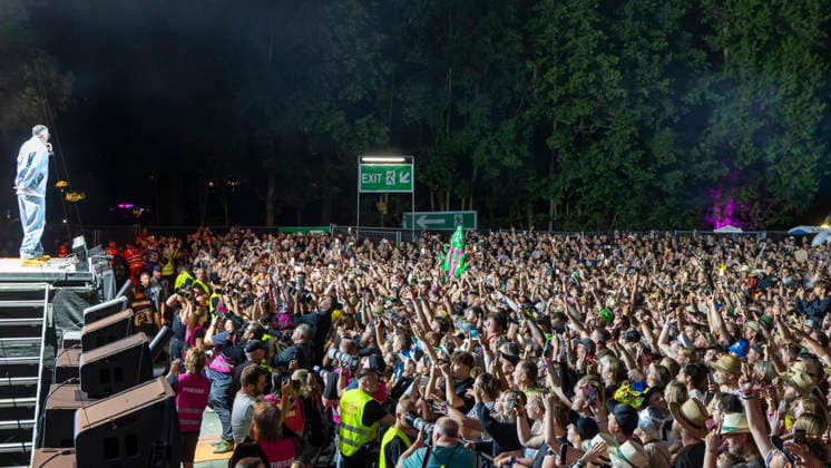 Sido performt vor begeistertem Publikum beim Taubertal-Festival 2026 in Rothenburg ob der Tauber, Deutschland, am 7. August 2026. Nacht-Aufnahme mit enthusiastischem Publikum. *** Sido performs before an enthusiastic audience at the Taubertal Festival 2026 in Rothenburg ob der Tauber, Germany, on August 7, 2026. Nighttime shot with an enthusiastic audience. Copyright: HMBxMedia xHeikoxBecker