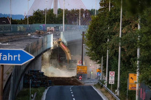 Abrissarbeiten an der Vorlandbrücke der Nordbrücke in Bonn Abrissarbeiten an der Vorlandbrücke der Nordbrücke (Friedrich-Ebert-Brücke) in Bonn: Am Wochenende wird der westliche Abschnitt der linksrheinischen Vorlandbrücke über der Graurheindorfer Herseler Straße am Anschluss Bonn-Auerberg nahezu rund um die Uhr mit schweren Baggern mit hydraulischen Abbruchzangen zurückgebaut, die A565 bleibt gesperrt. Bonn Auerberg Nordrhein-Westfalen Deutschland *** Demolition work on the approach bridge to the Nordbrücke in Bonn Demolition work on the approach bridge to the Friedrich-Ebert-Brücke (Nordbrücke) in Bonn This weekend, the western section of the approach bridge on the left bank of the Rhine, which crosses Herseler Straße in Graurhein Copyright: xMarcxJohnx