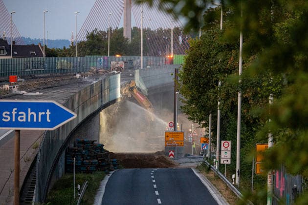 Abrissarbeiten an der Vorlandbrücke der Nordbrücke in Bonn Abrissarbeiten an der Vorlandbrücke der Nordbrücke (Friedrich-Ebert-Brücke) in Bonn: Am Wochenende wird der westliche Abschnitt der linksrheinischen Vorlandbrücke über der Graurheindorfer Herseler Straße am Anschluss Bonn-Auerberg nahezu rund um die Uhr mit schweren Baggern mit hydraulischen Abbruchzangen zurückgebaut, die A565 bleibt gesperrt. Bonn Auerberg Nordrhein-Westfalen Deutschland *** Demolition work on the approach bridge to the Nordbrücke in Bonn Demolition work on the approach bridge to the Friedrich-Ebert-Brücke (Nordbrücke) in Bonn This weekend, the western section of the approach bridge on the left bank of the Rhine, which crosses Herseler Straße in Graurhein Copyright: xMarcxJohnx
