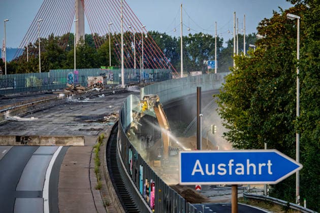 Abrissarbeiten an der Vorlandbrücke der Nordbrücke in Bonn Abrissarbeiten an der Vorlandbrücke der Nordbrücke (Friedrich-Ebert-Brücke) in Bonn: Am Wochenende wird der westliche Abschnitt der linksrheinischen Vorlandbrücke über der Graurheindorfer Herseler Straße am Anschluss Bonn-Auerberg nahezu rund um die Uhr mit schweren Baggern mit hydraulischen Abbruchzangen zurückgebaut, die A565 bleibt gesperrt. Bonn Auerberg Nordrhein-Westfalen Deutschland *** Demolition work on the approach bridge to the Nordbrücke in Bonn Demolition work on the approach bridge to the Friedrich-Ebert-Brücke (Nordbrücke) in Bonn This weekend, the western section of the approach bridge on the left bank of the Rhine, which crosses Herseler Straße in Graurhein Copyright: xMarcxJohnx