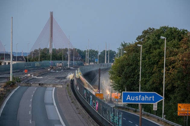 Abrissarbeiten an der Vorlandbrücke der Nordbrücke in Bonn Abrissarbeiten an der Vorlandbrücke der Nordbrücke (Friedrich-Ebert-Brücke) in Bonn: Am Wochenende wird der westliche Abschnitt der linksrheinischen Vorlandbrücke über der Graurheindorfer Herseler Straße am Anschluss Bonn-Auerberg nahezu rund um die Uhr mit schweren Baggern mit hydraulischen Abbruchzangen zurückgebaut, die A565 bleibt gesperrt. Bonn Auerberg Nordrhein-Westfalen Deutschland *** Demolition work on the approach bridge to the Nordbrücke in Bonn Demolition work on the approach bridge to the Friedrich-Ebert-Brücke (Nordbrücke) in Bonn This weekend, the western section of the approach bridge on the left bank of the Rhine, which crosses Herseler Straße in Graurhein Copyright: xMarcxJohnx
