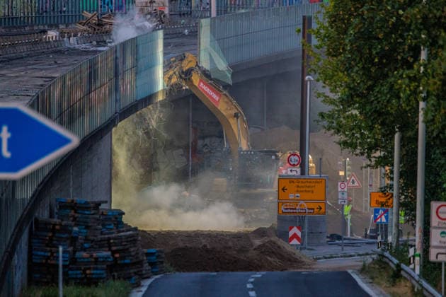 Abrissarbeiten an der Vorlandbrücke der Nordbrücke in Bonn Abrissarbeiten an der Vorlandbrücke der Nordbrücke (Friedrich-Ebert-Brücke) in Bonn: Am Wochenende wird der westliche Abschnitt der linksrheinischen Vorlandbrücke über der Graurheindorfer Herseler Straße am Anschluss Bonn-Auerberg nahezu rund um die Uhr mit schweren Baggern mit hydraulischen Abbruchzangen zurückgebaut, die A565 bleibt gesperrt. Bonn Auerberg Nordrhein-Westfalen Deutschland *** Demolition work on the approach bridge to the Nordbrücke in Bonn Demolition work on the approach bridge to the Friedrich-Ebert-Brücke (Nordbrücke) in Bonn Over the weekend, the western section of the approach bridge on the left bank of the Rhine, which crosses Herseler Straße in Graur Copyright: xMarcxJohnx