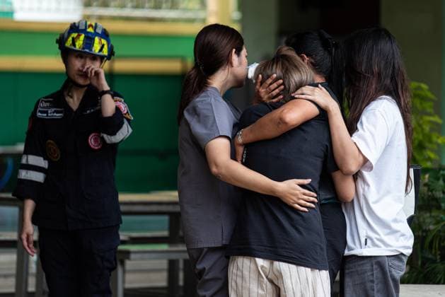 School Mass Shooting in Nonthaburi, Thailand - 7 Aug 2026 Relatives of the victims who were killed in the school mass shooting seen crying at the scene. At least 7 people, including the gunman, died in a school mass shooting. A 14-year-old student started by killing his grandparents at their home, then opened fire at the school before killing himself. Nonthaburi Thailand Copyright: xPeeraponxBoonyakiatx xSOPAxImagesx Peerapon-Boonyakiat-1441151