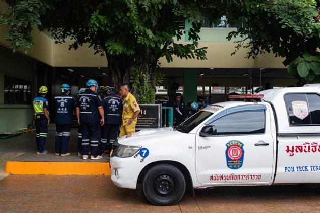 School Mass Shooting in Nonthaburi, Thailand - 7 Aug 2026 Rescue workers seen working at the scene following a school mass shooting. At least 7 people, including the gunman, died in a school mass shooting. A 14-year-old student started by killing his grandparents at their home, then opened fire at the school before killing himself. Nonthaburi Thailand Copyright: xPeeraponxBoonyakiatx xSOPAxImagesx Peerapon-Boonyakiat-1441153