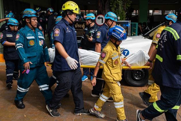 School Mass Shooting in Nonthaburi, Thailand - 7 Aug 2026 Rescue workers carried the body of the victim who was killed in the school mass shooting from the scene. At least 7 people, including the gunman, died in a school mass shooting. A 14-year-old student started by killing his grandparents at their home, then opened fire at the school before killing himself. Nonthaburi Thailand Copyright: xPeeraponxBoonyakiatx xSOPAxImagesx Peerapon-Boonyakiat-1441155