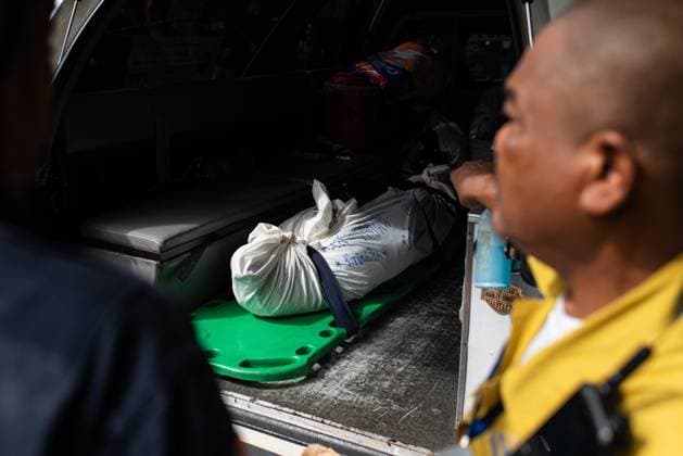 School Mass Shooting in Nonthaburi, Thailand - 7 Aug 2026 The body of the victim who was killed in the school mass shooting seen inside an emergency vehicle at the scene. At least 7 people, including the gunman, died in a school mass shooting. A 14-year-old student started by killing his grandparents at their home, then opened fire at the school before killing himself. Nonthaburi Thailand Copyright: xPeeraponxBoonyakiatx xSOPAxImagesx Peerapon-Boonyakiat-1441159