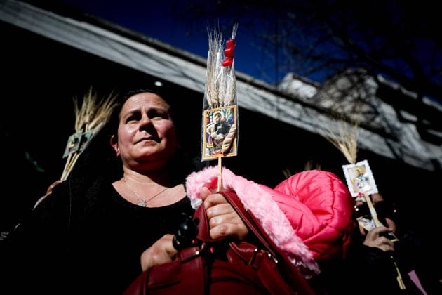 San Cayetano in Buenos Aires, Argentina - 7 Aug 2026 A devotee holds stalks of wheat and a card with an image of San Cayetano during the feast of San Cayetano. Small prayer cards bearing the saint s image and stalks of wheat—representing bread—are a common sight every August 7th, the feast day of San Cayetano, the patron saint of bread and work. Buenos Aires Argentina Copyright: xRobertoxTuerox xSOPAxImagesx ROBTUERO_20260807295