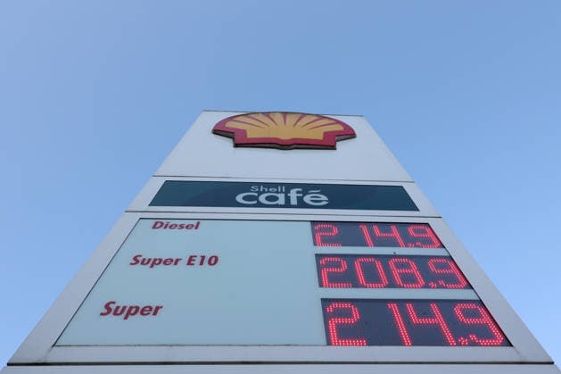 Wie ist die weitere Entwicklung der Spritpreise? Auch im August sind die Spritpreise weiterhin auf sehr hohem Niveau. SHELL Tankstelle in Siegen. Die Spritpreise am Morgen. Der aktuelle Preis fuer (für) Diesel, Super E10 und Super liegt deutlich ueber (über) 2 Euro. Tankstelle, Spritpreise am 08.08.2026 in Siegen Deutschland. *** What will happen to gas prices? Gas prices remain very high in August as well. SHELL gas station in Siegen. Gas prices this morning. The current price for diesel, Super E10, and Super is well over 2 euros. Gas station, fuel prices on August 8, 2026, in Siegen, Germany