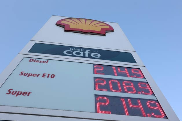 Wie ist die weitere Entwicklung der Spritpreise? Auch im August sind die Spritpreise weiterhin auf sehr hohem Niveau. SHELL Tankstelle in Siegen. Die Spritpreise am Morgen. Der aktuelle Preis fuer (für) Diesel, Super E10 und Super liegt deutlich ueber (über) 2 Euro. Tankstelle, Spritpreise am 08.08.2026 in Siegen Deutschland. *** What will happen to gas prices? Gas prices remain very high in August as well. SHELL gas station in Siegen. Gas prices this morning. The current price for diesel, Super E10, and Super is well over 2 euros. Gas station, fuel prices on August 8, 2026, in Siegen, Germany