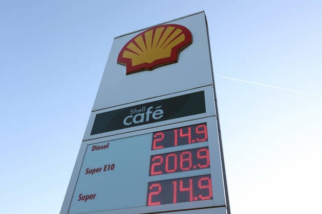 Wie ist die weitere Entwicklung der Spritpreise? Auch im August sind die Spritpreise weiterhin auf sehr hohem Niveau. SHELL Tankstelle in Siegen. Die Spritpreise am Morgen. Der aktuelle Preis fuer (für) Diesel, Super E10 und Super liegt deutlich ueber (über) 2 Euro. Tankstelle, Spritpreise am 08.08.2026 in Siegen Deutschland. *** What will happen to gas prices? Gas prices remain very high in August as well. SHELL gas station in Siegen. Gas prices this morning. The current price for diesel, Super E10, and Super is well over 2 euros. Gas station, fuel prices on August 8, 2026, in Siegen, Germany