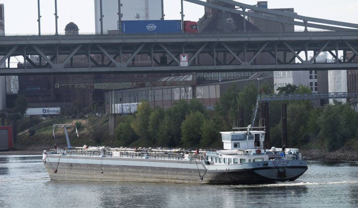 Beobachtungen bei Krefeld-Uerdingen am Rhein. Leere Binnenschiffe auf dem Rhein bei Niedrigwasser. Wirtschaft-Binnenhandel - Binnenschiffe auf dem Rhein. *** Observations near Krefeld-Uerdingen on the Rhine: Empty inland waterway vessels on the Rhine during low water levels; Economy; Inland trade; Inland waterway vessels on the Rhine