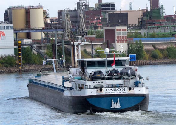 Beobachtungen bei Krefeld-Uerdingen am Rhein. Leere Binnenschiffe auf dem Rhein bei Niedrigwasser. Wirtschaft-Binnenhandel - Binnenschiffe auf dem Rhein. *** Observations near Krefeld-Uerdingen on the Rhine: Empty inland waterway vessels on the Rhine during low water levels; Economy; Inland Trade; Inland waterway vessels on the Rhine