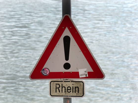 Beobachtungen bei Krefeld-Uerdingen am Rhein. Leere Binnenschiffe auf dem Rhein bei Niedrigwasser. Wirtschaft-Binnenhandel - Binnenschiffe auf dem Rhein. *** Observations near Krefeld-Uerdingen on the Rhine: Empty inland waterway vessels on the Rhine during low water levels; Economy; Inland trade; Inland waterway vessels on the Rhine