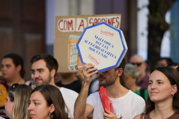Protest Against Over-Tourism in Sóller, Mallorca: Dozens of people took part in a protest against over-tourism on August 8, 2026, in Sóller, Mallorca, Balearic Islands, Spain. The demonstration was organized by the Less Tourism, More Life Platform as a peaceful, civic, and family-friendly mobilization. Under the slogan of defending the region through respect and coexistence, the organization encourages citizens to make the demonstration an example of civic-mindedness and collective commitment. AUGUST 8, 2026 TOURISM PROTEST Tomàs Moyà Sóller, Mallorca, Balearic Islands Sóller, Mallorca, Balearic Islands, Spain  Copyright: xTomÃ sxMoyÃ x 7705725