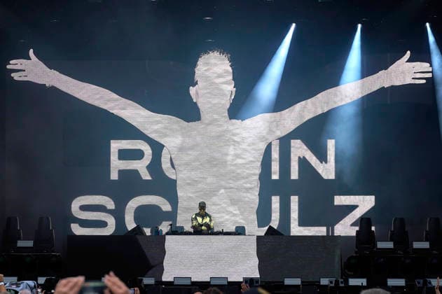 Robin Schulz live beim Sommerfestival 2026 in der Autostadt. Wolfsburg, 07.08.2026 *** Robin Schulz live at the 2026 Summer Festival at Autostadt Wolfsburg, August 7, 2026 Foto:xU.xStammx xFuturexImagex schulz_6803