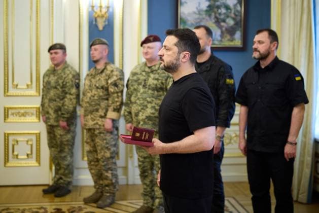 Zelensky honors Ukrainian communications and cybersecurity service members Ukrainian President Volodymyr Zelensky presents state awards to members of the Communications and Cybersecurity Forces of the Armed Forces of Ukraine in Kyiv, Ukraine, on August 8, 2026, marking their professional day. Photo by PRESIDENT OF UKRAINE apaimages Ukraine Ukraine Ukraine 080826_Ukraine_UPO_00(12).jpeg Copyright: xapaimagesxPRESIDENTxOFxUKRAINEx xapaimagesx