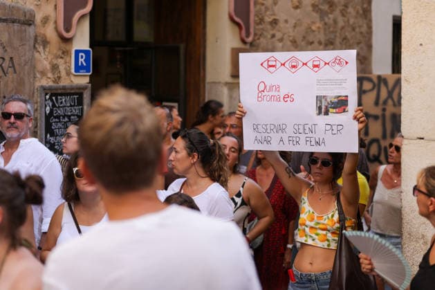 Protest Against Over-Tourism in Sóller, Mallorca: Dozens of people took part in a protest against over-tourism on August 8, 2026, in Sóller, Mallorca, Balearic Islands, Spain. The demonstration was organized by the Less Tourism, More Life Platform as a peaceful, civic, and family-friendly mobilization. Under the slogan of defending the region through respect and coexistence, the organization encourages citizens to make the demonstration an example of civic-mindedness and collective commitment. AUGUST 8, 2026 TOURISM PROTEST Tomàs Moyà Sóller, Mallorca, Balearic Islands Sóller, Mallorca, Balearic Islands, Spain  Copyright: xTomÃ sxMoyÃ x 7705834