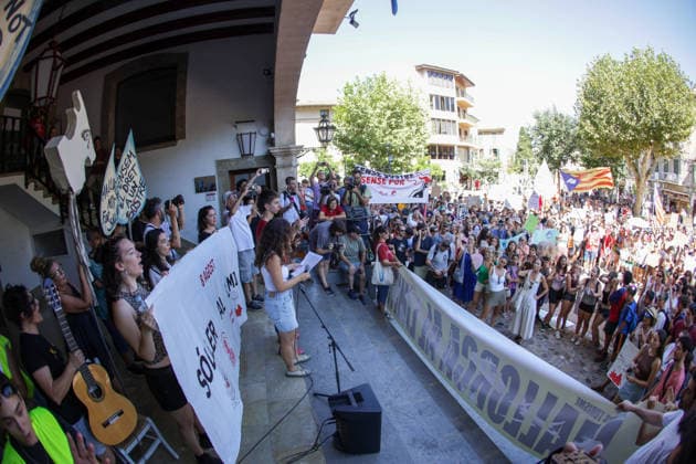Protest Against Over-Tourism in Sóller, Mallorca: Dozens of people took part in a protest against over-tourism on August 8, 2026, in Sóller, Mallorca, Balearic Islands, Spain. The demonstration was organized by the Less Tourism, More Life Platform as a peaceful, civic, and family-friendly mobilization. Under the slogan of defending the region through respect and coexistence, the organization encourages citizens to make the demonstration an example of civic-mindedness and collective commitment. AUGUST 8, 2026 TOURISM PROTEST Tomàs Moyà Sóller, Mallorca, Balearic Islands Sóller, Mallorca, Balearic Islands, Spain  Copyright: xTomÃ sxMoyÃ x 7705839