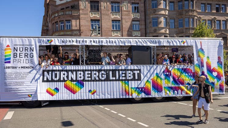 CSD Nürnberg 2026 Nürnberg Pride Week, Nürnberg, 08.08.2026 Ein bunt gestalteter Truck mit der Aufschrift Nürnberg liebt fährt bei der Parade des Christopher Street Day durch die Innenstadt. Auf der Ladefläche feiern zahlreiche Teilnehmer mit Regenbogenfarben und Konfetti, im Hintergrund historische Fassaden. Nürnberg Bayern Deutschland *** CSD Nuremberg 2026 Nuremberg Pride Week, Nuremberg, August 8, 2026 A colorfully decorated truck bearing the slogan Nuremberg Loves drives through the city center during the Christopher Street Day parade. On the truck bed, numerous participants celebrate with rainbow colors and confetti, with historic facades in the background. Nuremberg, Bavaria, Germany 20260808-286A4580-M4000