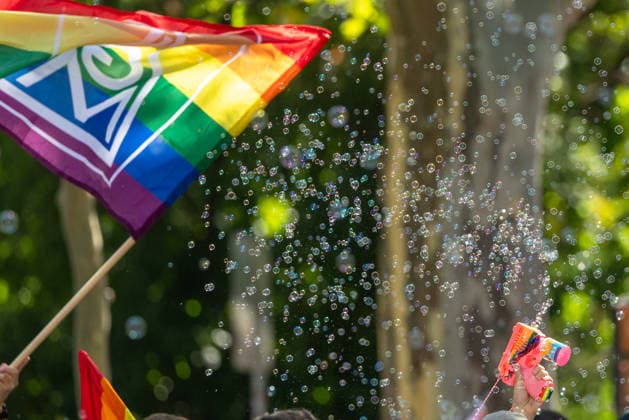 CSD Nürnberg 2026 Nürnberg Pride Week, Nürnberg, 08.08.2026 Eine Regenbogenfahne weht während der Parade des Christopher Street Day durch die Nürnberger Innenstadt im Rahmen der Nürnberg Pride Week. Aus einer Seifenblasenmaschine steigen zahlreiche Seifenblasen in die Luft, im Hintergrund sonniges Blattwerk. Nürnberg Bayern Deutschland *** CSD Nuremberg 2026 Nuremberg Pride Week, Nuremberg, August 8, 2026 A rainbow flag flutters as the Christopher Street Day parade winds through downtown Nuremberg as part of Nuremberg Pride Week. Numerous soap bubbles rise into the air from a bubble machine, with sunny foliage in the background. Nuremberg, Bavaria, Germany 20260808-1V9A6694-M4000