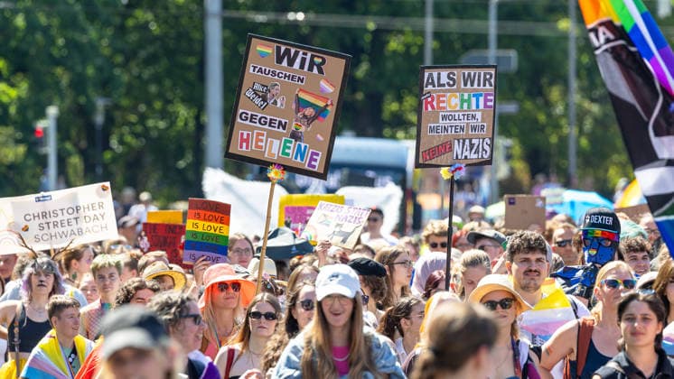CSD Nürnberg 2026 Nürnberg Pride Week, Nürnberg, 08.08.2026 Zahlreiche Teilnehmer ziehen mit Regenbogenfahnen und Protestschildern durch die Innenstadt. Plakate mit Aufschriften wie Als wir Rechte wollten, meinten wir keine Nazis und Christopher Street Day Schwabach sind zu sehen. Nürnberg Bayern Deutschland *** CSD Nuremberg 2026 Nuremberg Pride Week, Nuremberg, August 8, 2026 Numerous participants march through the city center carrying rainbow flags and protest signs. Posters with slogans such as When we wanted rights, we didn’t mean Nazis and Christopher Street Day Schwabach can be seen. Nuremberg, Bavaria, Germany 20260808-1V9A6773-M4000