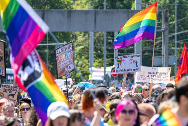 CSD Nürnberg 2026 Nürnberg Pride Week, Nürnberg, 08.08.2026 Zahlreiche Teilnehmende ziehen mit Regenbogenfahnen und Protestplakaten durch die Innenstadt bei der Parade des Christopher Street Day im Rahmen der Nürnberg Pride Week. Zu sehen sind unter anderem Schilder mit Aufschriften wie We stand together in Pride and grief und Christopher Street Day Schwabach . Nürnberg Bayern Deutschland *** CSD Nuremberg 2026 Nuremberg Pride Week, Nuremberg, August 8, 2026 Numerous participants march through the city center with rainbow flags and protest signs during the Christopher Street Day parade as part of Nuremberg Pride Week. Among the signs on display are ones reading We stand together in Pride and grief and Christopher Street Day 20260808-1V9A6781-M4000