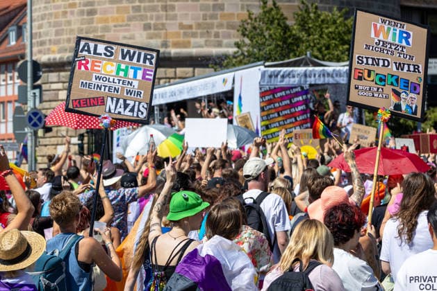 CSD Nürnberg 2026 Nürnberg Pride Week, Nürnberg, 08.08.2026 Zahlreiche Teilnehmer der Parade des Christopher Street Day ziehen mit selbstgestalteten Plakaten und Regenbogenfahnen durch die Innenstadt. Bunte Schirme und handbeschriftete Schilder mit politischen Botschaften prägen das Bild der Menschenmenge, die sich im Rahmen der Nürnberg Pride Week versammelt hat. Nürnberg Bayern Deutschland *** CSD Nuremberg 2026 Nuremberg Pride Week, Nuremberg, August 8, 2026 Numerous participants in the Christopher Street Day parade march through downtown carrying homemade posters and rainbow flags. Colorful umbrellas and handwritten signs bearing political messages characterize the scene among the crowd, which has gathered as part of Nurembe 20260808-1V9A6807-M4000