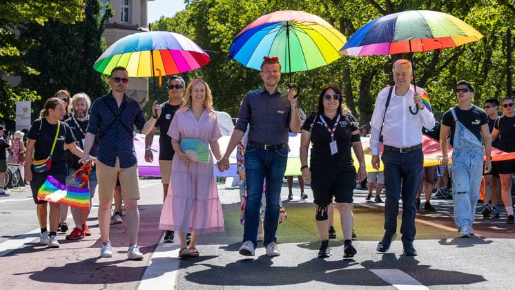 CSD Nürnberg 2026 Nürnberg Pride Week, Nürnberg, 08.08.2026 Bei der Parade des Christopher Street Day im Rahmen der Nürnberg Pride Week laufen Teilnehmer unter bunten Regenschirmen mit. In der Mitte gehen Oberbürgermeister Marcus König (CSU) mit seiner Ehefrau Anke, rechts im weißen T-Shirt Landtagsabgeordneter Karl Freller (CSU), MdL. Nürnberg Bayern Deutschland *** CSD Nuremberg 2026 Nuremberg Pride Week, Nuremberg, August 8, 2026 During the Christopher Street Day parade as part of Nuremberg Pride Week, participants march under colorful umbrellas. In the center is Mayor Marcus König (CSU) with his wife Anke; on the right, wearing a white T-shirt, is State Parliament Representative Karl Freller (CSU), Member of the State Parl 20260808-286A4538-M4000