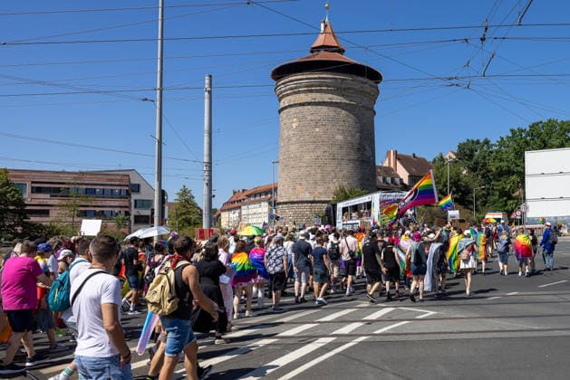 CSD Nürnberg 2026 Nürnberg Pride Week, Nürnberg, 08.08.2026 Parade des Christopher Street Day zieht mit zahlreichen Teilnehmern und Regenbogenfahnen am Laufer Torturm vorbei. Die Demonstration findet im Rahmen der Nürnberg Pride Week bei sonnigem Sommerwetter statt. Nürnberg Bayern Deutschland *** CSD Nuremberg 2026 Nuremberg Pride Week, Nuremberg, August 8, 2026 The Christopher Street Day parade passes by the Laufer Tor tower with numerous participants and rainbow flags. The parade takes place as part of Nuremberg Pride Week in sunny summer weather. Nuremberg, Bavaria, Germany 20260808-286A4596-M4000