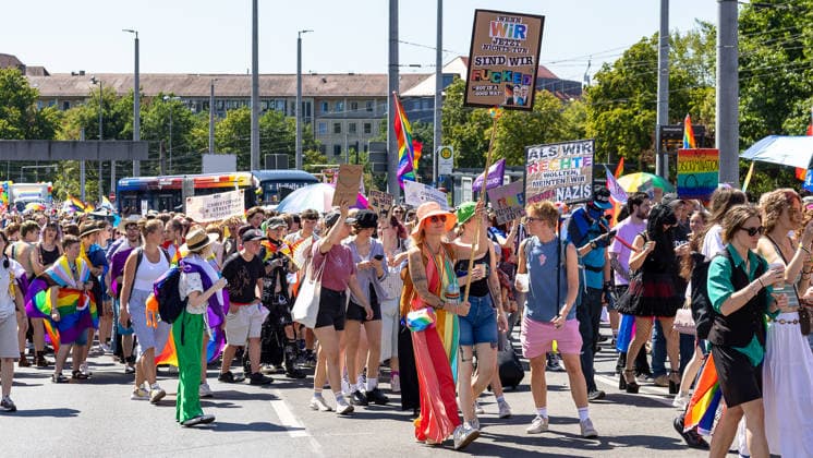 CSD Nürnberg 2026 Nürnberg Pride Week, Nürnberg, 08.08.2026 Teilnehmer der Parade des Christopher Street Day ziehen mit bunten Regenbogenfahnen, Schirmen und Protestschildern durch die Innenstadt. Die Demonstration findet im Rahmen der Nürnberg Pride Week statt und richtet sich mit Plakaten gegen Diskriminierung. Nürnberg Bayern Deutschland *** CSD Nuremberg 2026 Nuremberg Pride Week, Nuremberg, August 8, 2026 Participants in the Christopher Street Day parade march through downtown carrying colorful rainbow flags, umbrellas, and protest signs. The demonstration is part of Nuremberg Pride Week and features posters calling for an end to discrimination. Nuremberg, Bavaria, Germany 20260808-286A4598-M4000