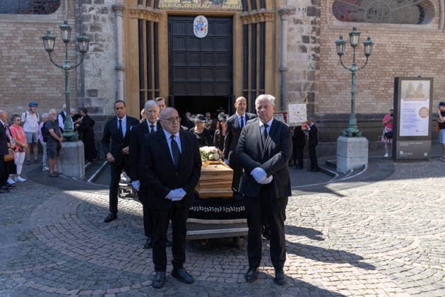 Trauerzug für Kabarettist Konrad Beikircher in Bonn Trauerzug für den Kabarettisten Konrad Beikircher vom Bonner Münster zum Alten Friedhof in Bonn. Der langjährige Wahlbonner, bekannt für seine Kommentare zur rheinischen Mentalität und Sprache, war am 29. Juli 2026 im Alter von 80 Jahren gestorben. Die Beisetzung fand auf dem Alten Friedhof statt, der letzten Ruhestätte zahlreicher bekannter Bonner Persönlichkeiten. Bonn Innenstadt Nordrhein-Westfalen Deutschland *** Funeral Procession for Cabaret Artist Konrad Beikircher in Bonn Funeral procession for cabaret artist Konrad Beikircher from Bonn Cathedral to the Old Cemetery in Bonn A longtime resident of Bonn by choice, known for his commentary on the Rhineland mentality and dialec Copyright: xMarcxJohnx