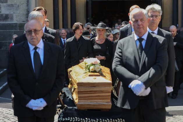 Trauerzug für Kabarettist Konrad Beikircher in Bonn Trauerzug für den Kabarettisten Konrad Beikircher vom Bonner Münster zum Alten Friedhof in Bonn. Der langjährige Wahlbonner, bekannt für seine Kommentare zur rheinischen Mentalität und Sprache, war am 29. Juli 2026 im Alter von 80 Jahren gestorben. Die Beisetzung fand auf dem Alten Friedhof statt, der letzten Ruhestätte zahlreicher bekannter Bonner Persönlichkeiten. Bonn Innenstadt Nordrhein-Westfalen Deutschland *** Funeral Procession for Cabaret Artist Konrad Beikircher in Bonn Funeral procession for cabaret artist Konrad Beikircher from Bonn Cathedral to the Old Cemetery in Bonn A longtime resident of Bonn by choice, known for his commentary on the Rhineland mentality and dialec Copyright: xMarcxJohnx
