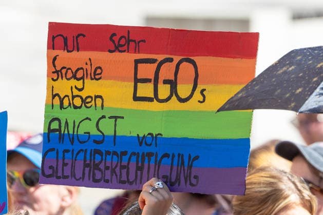 CSD Nürnberg 2026 Nürnberg Pride Week, Nürnberg, 08.08.2026 Bei der Parade des Christopher Street Day durch die Nürnberger Innenstadt hält eine Teilnehmerin ein handbemaltes Regenbogen-Plakat mit der Aufschrift nur sehr fragile EGOs haben ANGST vor GLEICHBERECHTIGUNG in die Höhe. Im Hintergrund sind weitere Teilnehmende der Veranstaltung zu sehen. Nürnberg Bayern Deutschland *** CSD Nuremberg 2026 Nuremberg Pride Week, Nuremberg, August 8, 2026 During the Christopher Street Day parade through downtown Nuremberg, a participant holds aloft a hand-painted rainbow sign reading Only very fragile egos are AFRAID of EQUAL RIGHTS. Other participants in the event can be seen in the background. Nurem, Bavaria, Germany 20260808-1V9A6888-M4000