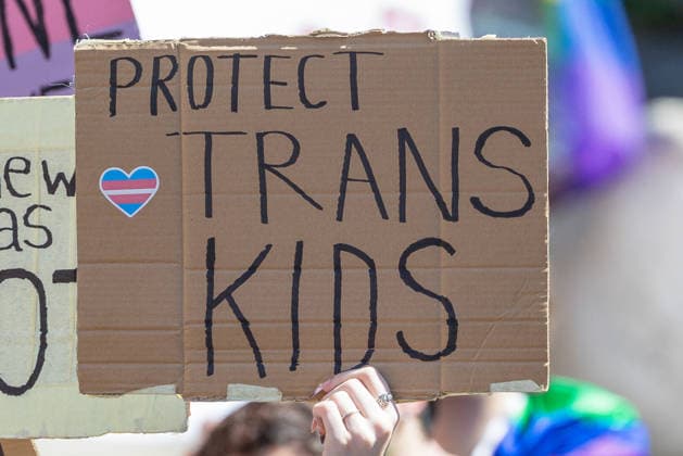 CSD Nürnberg 2026 Nürnberg Pride Week, Nürnberg, 08.08.2026 Beim Christopher Street Day trägt eine Person auf der Parade durch die Nürnberger Innenstadt ein Pappschild mit der Aufschrift Protect Trans Kids und einem Herz in den Farben der Transgender-Flagge. Nürnberg Bayern Deutschland *** CSD Nuremberg 2026 Nuremberg Pride Week, Nuremberg, August 8, 2026 During Christopher Street Day, a person in the parade through downtown Nuremberg carries a cardboard sign reading Protect Trans Kids with a heart in the colors of the transgender flag. Nuremberg, Bavaria, Germany 20260808-1V9A6892-M4000