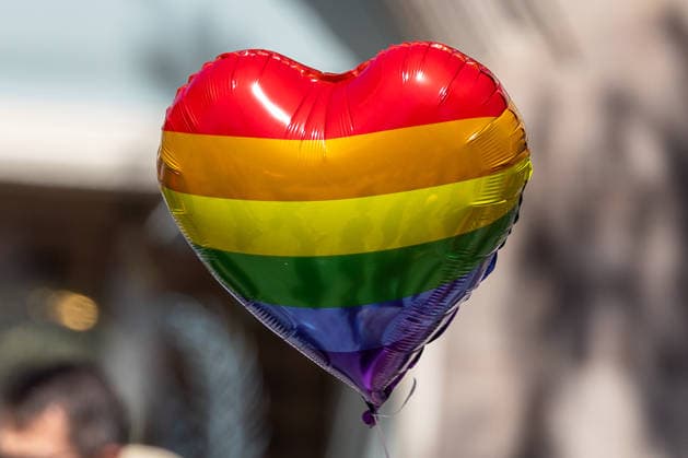 CSD Nürnberg 2026 Nürnberg Pride Week, Nürnberg, 08.08.2026 Ein herzförmiger Luftballon in Regenbogenfarben schwebt über der Nürnberger Innenstadt während des Christopher Street Day. Im unscharfen Hintergrund sind Teilnehmer der Parade zu erkennen. Nürnberg Bayern Deutschland *** CSD Nuremberg 2026 Nuremberg Pride Week, Nuremberg, August 8, 2026 A heart-shaped balloon in rainbow colors floats over downtown Nuremberg during Christopher Street Day. Parade participants can be seen in the blurred background. Nuremberg, Bavaria, Germany 20260808-1V9A6974-M4000