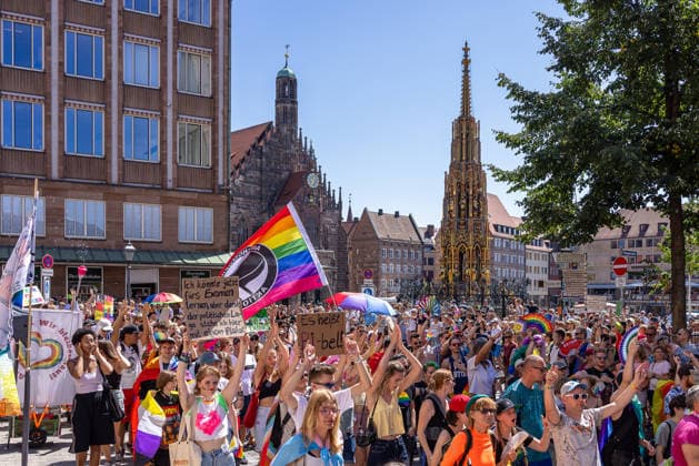 CSD Nürnberg 2026 Nürnberg Pride Week, Nürnberg, 08.08.2026 Zahlreiche Menschen versammeln sich mit Regenbogenfahnen und Plakaten zur Christopher Street Day Parade vor dem Schönen Brunnen. Im Hintergrund sind die Türme der Frauenkirche zu erkennen, die Stimmung ist ausgelassen und bunt. Nürnberg Bayern Deutschland *** CSD Nuremberg 2026 Nuremberg Pride Week, Nuremberg, August 8, 2026 A large crowd gathers with rainbow flags and posters for the Christopher Street Day Parade in front of the Schöner Brunnen. The towers of the Frauenkirche are visible in the background; the atmosphere is lively and colorful. Nuremberg, Bavaria, Germany 20260808-286A4745-M4000