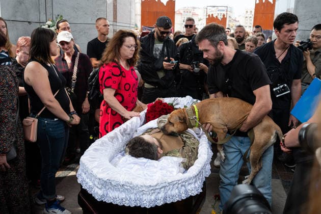 News Bilder des Tages Hundreds attend the funeral of search and rescue volunteer Oleksii Yukov in Kyiv KYIV, UKRAINE - AUGUST 08: (EDITOR S NOTE: Image depicts death) Hundreds attend the funeral of search and rescue volunteer Oleksii Yukov in Kyiv, Ukraine, on August 08, 2026. Yukov was killed during a mission to retrieve the bodies of fallen Ukrainian soldiers in Donetsk region of Ukraine. Yukov had been conducting search and rescue missions to retrieve bodies of fallen Ukrainian soldiers sjnce 2014. Danylo Antoniuk Anadolu Kyiv Ukraine. Editorial use only. Please get in touch for any other usage.  Copyright: x2026xAnadoluxDanyloxAntoniukx