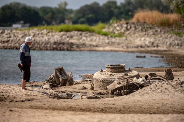 Remains of an old World War II-era ship in Hungary BAJA, HUNGARY – AUGUST 8: People gather along the exposed riverbed of the Danube, after exceptionally low water levels revealed the remains of an old World War II-era ship from the riverbed in Baja, Hungary on August 8, 2026. The emergence of the wreck has attracted hundreds of curious visitors to the site. Robert Nemeti Anadolu Baja Hungary. Editorial use only. Please get in touch for any other usage.  Copyright: x2026xAnadoluxRobertxNemetix