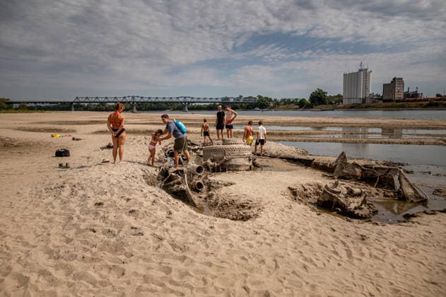 Remains of an old World War II-era ship in Hungary BAJA, HUNGARY – AUGUST 8: People gather along the exposed riverbed of the Danube, after exceptionally low water levels revealed the remains of an old World War II-era ship from the riverbed in Baja, Hungary on August 8, 2026. The emergence of the wreck has attracted hundreds of curious visitors to the site. Robert Nemeti Anadolu Baja Hungary. Editorial use only. Please get in touch for any other usage.  Copyright: x2026xAnadoluxRobertxNemetix