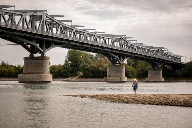 Remains of an old World War II-era ship in Hungary BAJA, HUNGARY – AUGUST 8: People gather along the exposed riverbed of the Danube, after exceptionally low water levels revealed the remains of an old World War II-era ship from the riverbed in Baja, Hungary on August 8, 2026. The emergence of the wreck has attracted hundreds of curious visitors to the site. Robert Nemeti Anadolu Baja Hungary. Editorial use only. Please get in touch for any other usage.  Copyright: x2026xAnadoluxRobertxNemetix