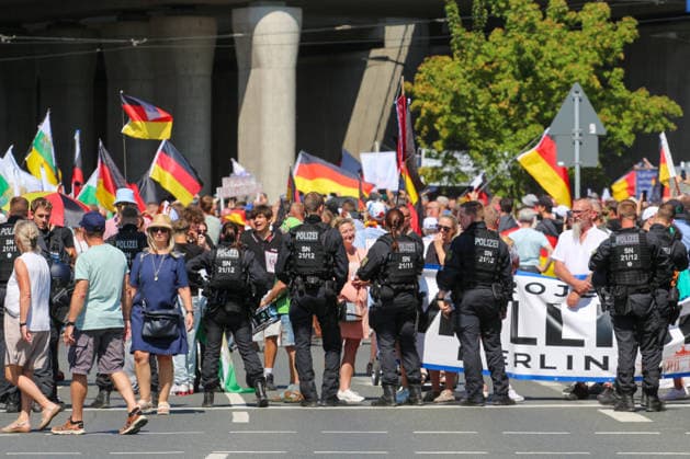 Plauen - Großdemo von Polizeibeamten gestoppt: Streit um Trommler, erstes Gerangel mit der Polizei 08.08.2026 ab 9 Uhr Plauen, Stadtgebiet Seit Samstagvormittag läuft in Plauen eine umfangreiche Versammlungslage mit einer Großdemonstration, mehreren Gegenprotesten und Autokorsos. Im Mittelpunkt steht die Demonstration der Initiative Projekt M1llion, für die im Vorfeld bis zu 10.000 Teilnehmer angemeldet worden waren. Nach der Auftaktkundgebung auf dem Albertplatz setzte sich der Demonstrationszug am frühen Nachmittag durch die Plauener Innenstadt in Bewegung. Entlang der Demonstrationsroute fanden beziehungsweise finden zugleich mehrere Gegenaktionen statt, die unter anderem von der SPD Südwestsachsen, der Linken und den vogtlÃ Copyright: xEHLxMediax 20260808_grossdemo-plauen_32