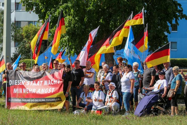 Plauen - Großdemo von Polizeibeamten gestoppt: Streit um Trommler, erstes Gerangel mit der Polizei 08.08.2026 ab 9 Uhr Plauen, Stadtgebiet Seit Samstagvormittag läuft in Plauen eine umfangreiche Versammlungslage mit einer Großdemonstration, mehreren Gegenprotesten und Autokorsos. Im Mittelpunkt steht die Demonstration der Initiative Projekt M1llion, für die im Vorfeld bis zu 10.000 Teilnehmer angemeldet worden waren. Nach der Auftaktkundgebung auf dem Albertplatz setzte sich der Demonstrationszug am frühen Nachmittag durch die Plauener Innenstadt in Bewegung. Entlang der Demonstrationsroute fanden beziehungsweise finden zugleich mehrere Gegenaktionen statt, die unter anderem von der SPD Südwestsachsen, der Linken und den vogtlÃ Copyright: xEHLxMediax 20260808_grossdemo-plauen_5