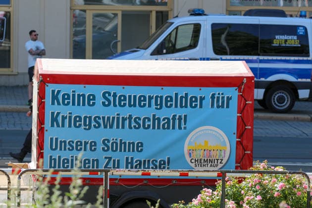 Plauen - Großdemo von Polizeibeamten gestoppt: Streit um Trommler, erstes Gerangel mit der Polizei 08.08.2026 ab 9 Uhr Plauen, Stadtgebiet Seit Samstagvormittag läuft in Plauen eine umfangreiche Versammlungslage mit einer Großdemonstration, mehreren Gegenprotesten und Autokorsos. Im Mittelpunkt steht die Demonstration der Initiative Projekt M1llion, für die im Vorfeld bis zu 10.000 Teilnehmer angemeldet worden waren. Nach der Auftaktkundgebung auf dem Albertplatz setzte sich der Demonstrationszug am frühen Nachmittag durch die Plauener Innenstadt in Bewegung. Entlang der Demonstrationsroute fanden beziehungsweise finden zugleich mehrere Gegenaktionen statt, die unter anderem von der SPD Südwestsachsen, der Linken und den vogtlÃ Copyright: xEHLxMediax 20260808_grossdemo-plauen_12