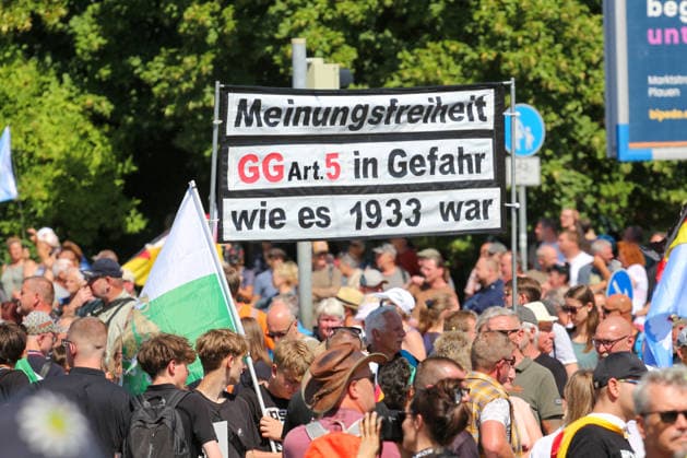 Plauen - Großdemo von Polizeibeamten gestoppt: Streit um Trommler, erstes Gerangel mit der Polizei 08.08.2026 ab 9 Uhr Plauen, Stadtgebiet Seit Samstagvormittag läuft in Plauen eine umfangreiche Versammlungslage mit einer Großdemonstration, mehreren Gegenprotesten und Autokorsos. Im Mittelpunkt steht die Demonstration der Initiative Projekt M1llion, für die im Vorfeld bis zu 10.000 Teilnehmer angemeldet worden waren. Nach der Auftaktkundgebung auf dem Albertplatz setzte sich der Demonstrationszug am frühen Nachmittag durch die Plauener Innenstadt in Bewegung. Entlang der Demonstrationsroute fanden beziehungsweise finden zugleich mehrere Gegenaktionen statt, die unter anderem von der SPD Südwestsachsen, der Linken und den vogtlÃ Copyright: xEHLxMediax 20260808_grossdemo-plauen_36